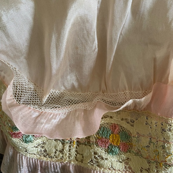 Vintage Bed Bonnets
Set of 2
1 Light Pink
1 Dark Pink - Picture 3 of 7